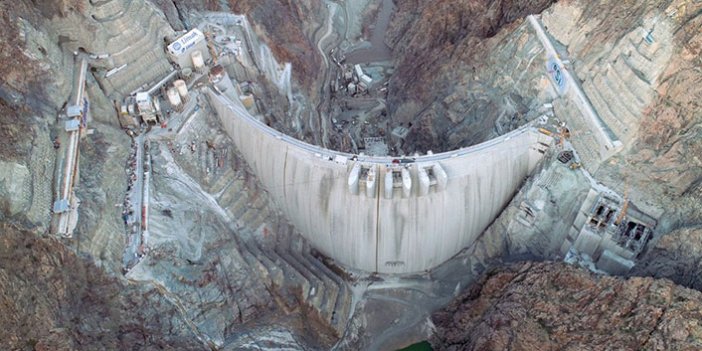 Yusufeli Barajında 80 tonluk elektrik türbini montajlandı