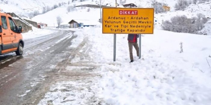 Artvin'de kar yolları kapattı
