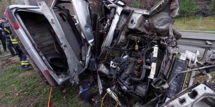 Otomobil refüjdeki ağaca çarptı: 2 ölü