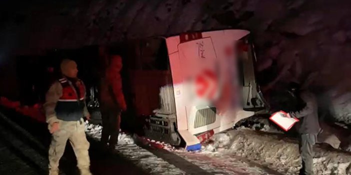 Kars'ta yolcu otobüsü devrildi; 3 ölü, 10 yaralı