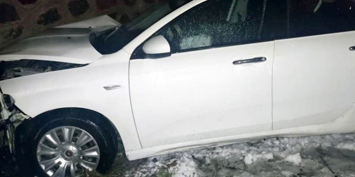Gümüşhane'de otomobil duvara çarptı: 2 yaralı