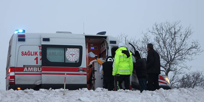 Konya'da yolcu otobüsü şarampole devrildi, 11 kişi yaralandı.