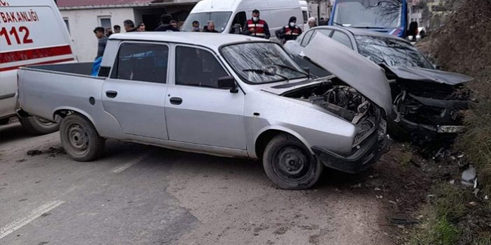  Türkeli’de iki otomobil çarpışması sonucu 2 kişi yaralandı