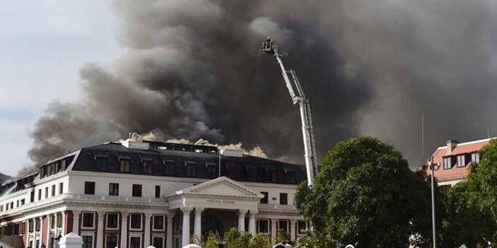 Güney Afrika Parlamentosu'nda yine yangın çıktı