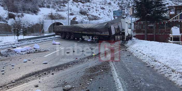 Trabzon Gümüşhane yolunda buzlanma kaza getirdi