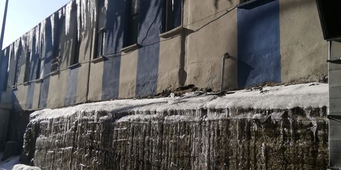 Erzurum’da duvarlar ve şadırvanlar buz tuttu