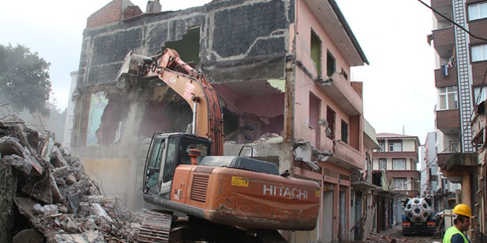 Rize'de dere yatağındaki binalar yıkılıyor