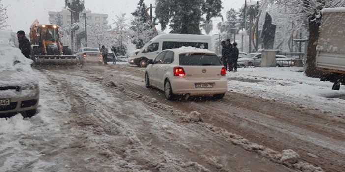 Gaziantep'te kar yağışı trafiği felç etti