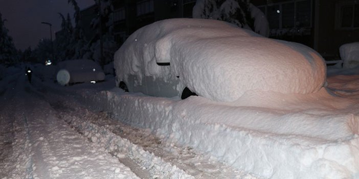 Yoğun kar yağışı sonrası park halindeki araçlar kar altında kayboldu