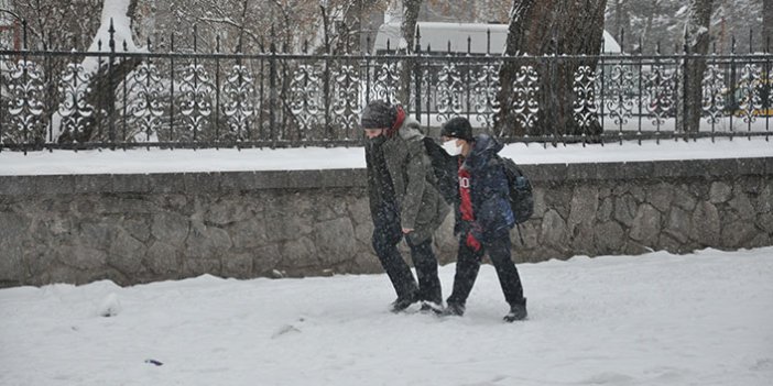 Kars’ta yoğun kar yağışı, okullar tatil edildi