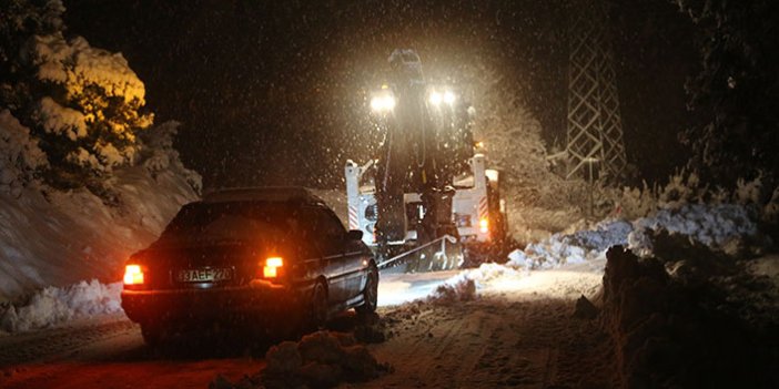 Karda mahsur kalan araçlar belediye ekiplerince kurtarıldı