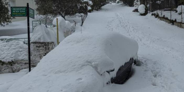 Yunanistan'da karda mahsur kalan sürücülere 2 bin euro