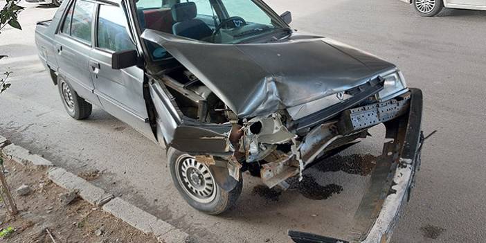 Samsun'da viyadük altında iki otomobil çarpıştı! 1 yaralı - 05 Şubat 2022