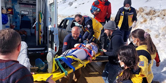 Sakatlanan genç kayakçı, kamyonet kasasında taşındı