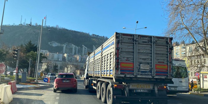Trabzon’da bozulan kamyon trafiği vurdu