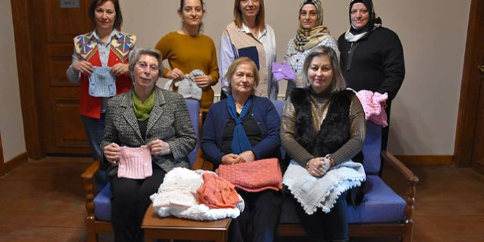 Prematüre bebek sahibi ailelere Trabzonlu kadınlar örgüleriyle destek oluyor