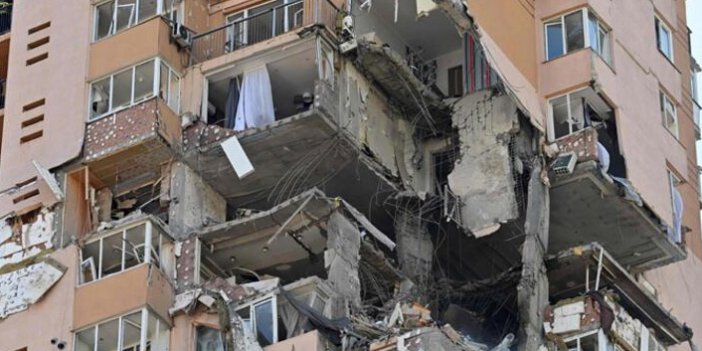 Rus füzesi Kiev’de 26 katlı binayı vurdu!