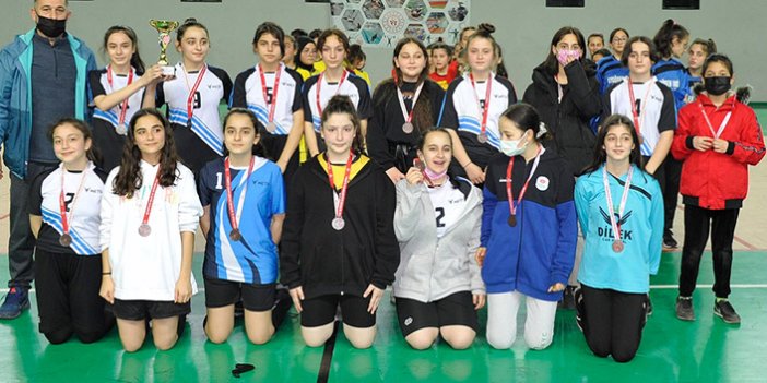 Trabzon'da Futsal Yıldız Kızlarda zirvenin sahibi, Ata Ortaokulu oldu