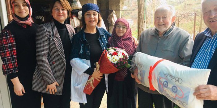 Rize'de evlilikte 60 yılını dolduran çiftlere hediye