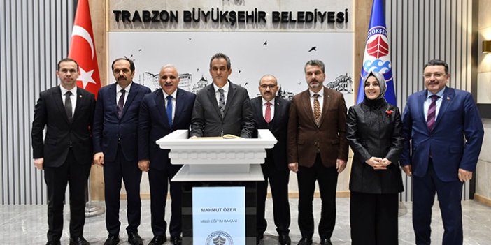 Bakan Özer Trabzon'da Büyükşehir Belediyesi'ni ziyaret etti