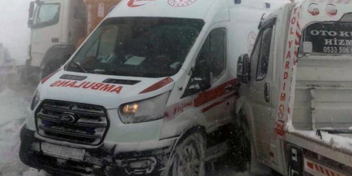 Karda kayan araçlar ambulansa çarptı