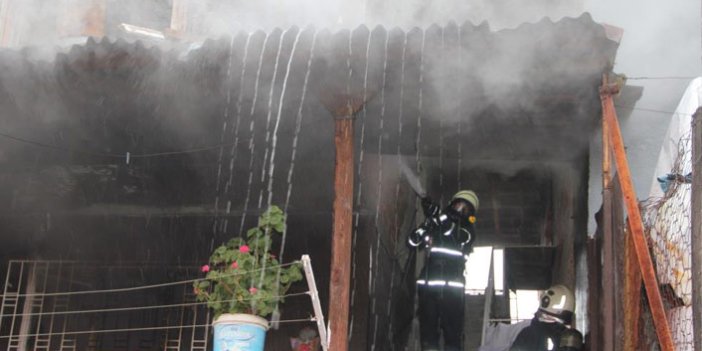 Samsun'da elektrikli battaniye evi yaktı