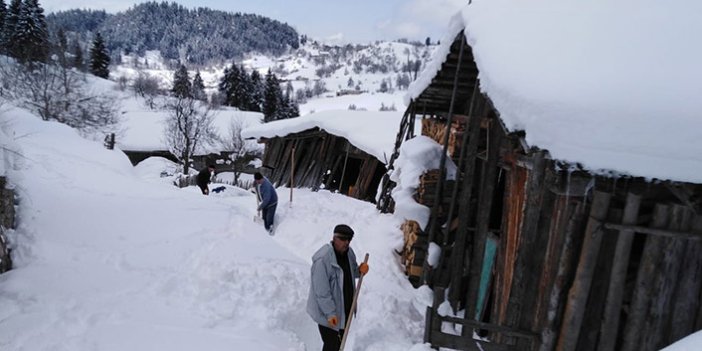 Kardan kapanan köy yollarını imece usulü açtılar