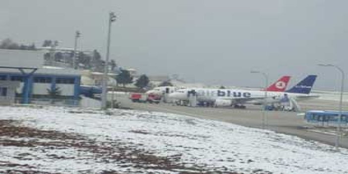 Trabzon'da uçuşlara kar engeli