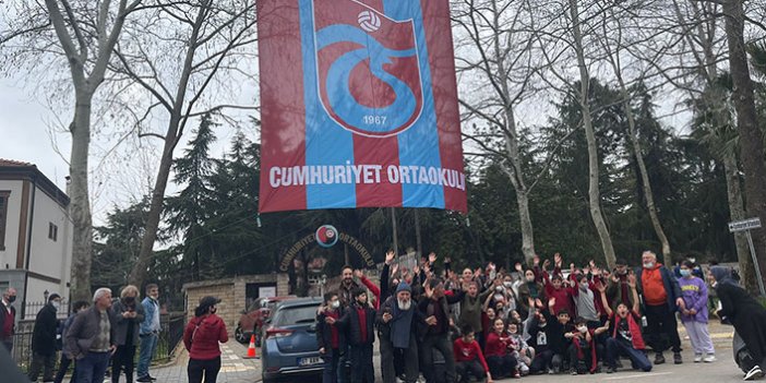 Trabzon Cumhuriyet Ortaokulu'ndan şampiyonluk kutlaması