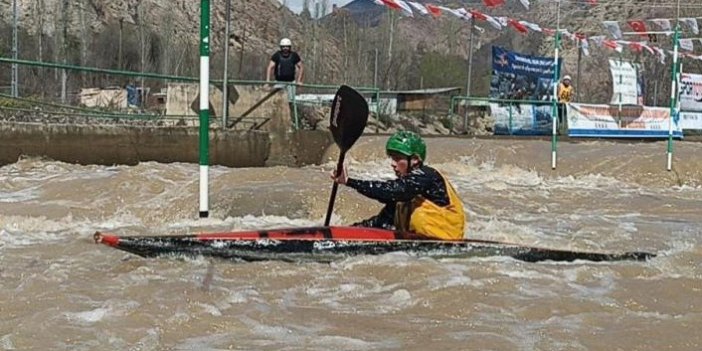 Barhal Çayı'nda kano yarışları nefes kesti
