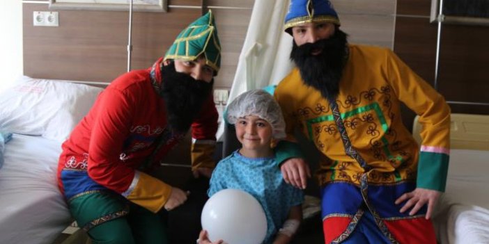 Hastanede tedavi gören çocuklar için tiyatro etkinliği düzenlendi