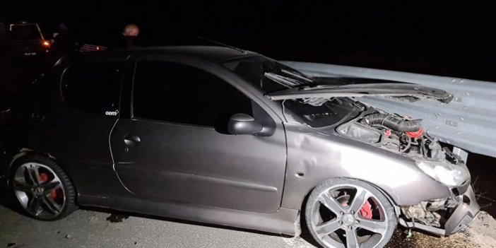 Trabzon plakalı araç bariyerlere saplandı! Eşiyle tartışan kadın kaza yaptı