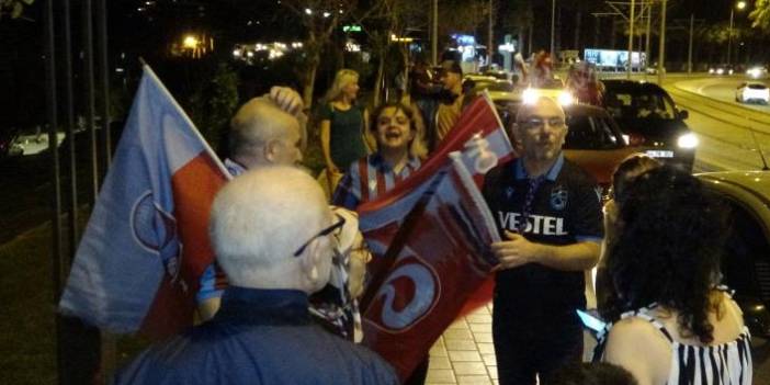 Trabzonsporlular'dan Antalya’da şampiyonluk kutlaması
