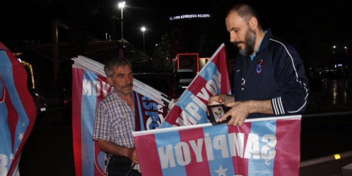 Aydın'da Trabzonspor bayrakları kapış kapış satıldı