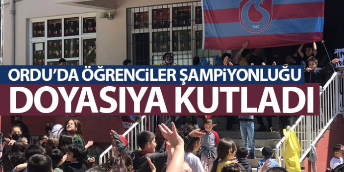 Ordu'da öğrenciler Trabzonspor'un şampiyonluğunu kutladı