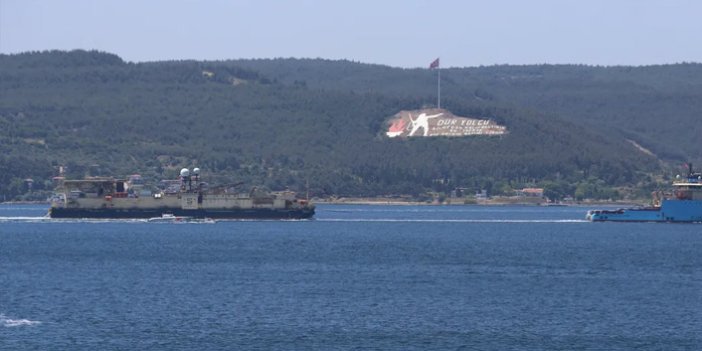 Karadeniz'e doğal gaz borularını yerleştirecek gemi Çanakkale Boğazı'ndan geçti
