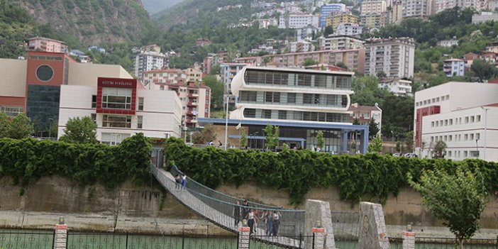 Türkiye’nin ilk turnikeli asma köprüsü! Kimlik kartı olmadan geçilemiyor