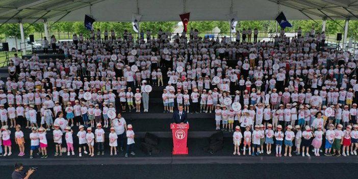 Başkan İmamoğlu, ‘Özgürlük’ şarkısını 742 ‘Yuvamız İstanbul’ mezunuyla birlikte söyledi