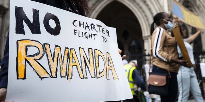 İngiltere'de sığınmacıların Ruanda'ya götürülmesine ilk uçuşla onay verildi