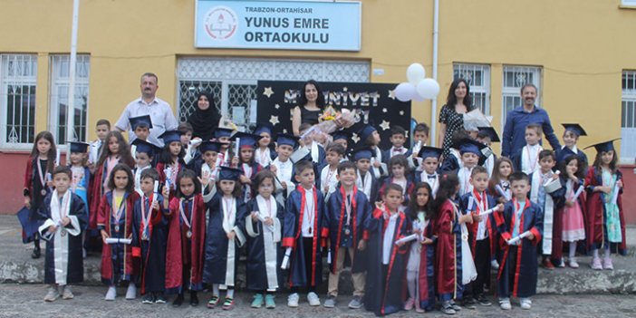 Yunus Emre Ortaokulu Anasınıfı öğrencilerinin mezuniyet sevinci