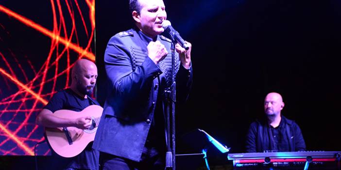 Rafet El Roman, Trabzonspor bestesini konserinde ilk kez söyledi