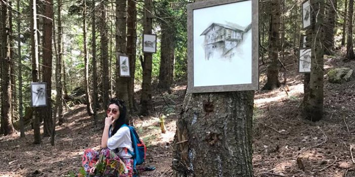 Rize'de genç öğretmen yaptığı resimleri ormanda sergiliyor