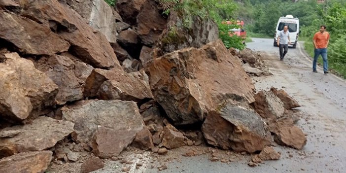 Trabzon'da yola düşen kaya az kalsın faciaya sebep oluyordu