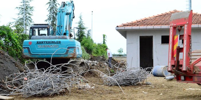 Trabzon Gençlik ve Spor İl Müdürlüğü kaçak olarak yaptığı yapıyı yıktı