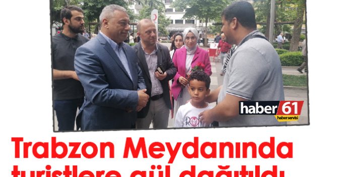 Trabzon'da arap turistlere gül dağıtıldı