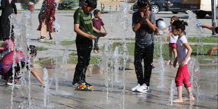 Bayburt’ta kavurucu sıcaklarda çocuklar fıskiyelerle serinledi