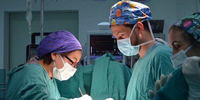 Trabzon'da prematüre doğan bebeğe kasık fıtığı ameliyatı yapıldı