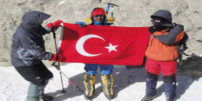 Zirveye Türk bayrağını diktiler