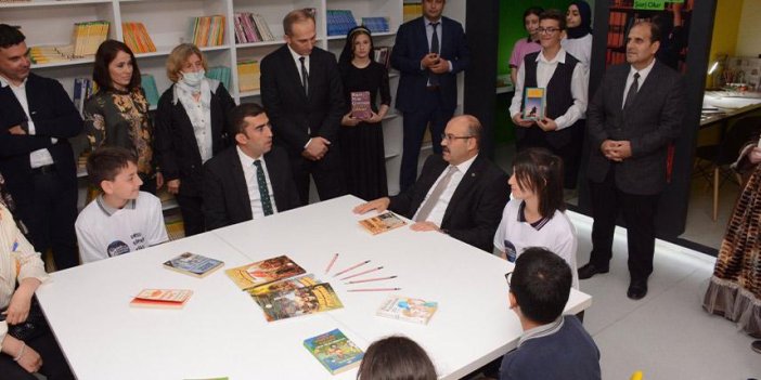 Trabzon'da ziyarete gittikleri okularda kütüphenede ağırlandılar