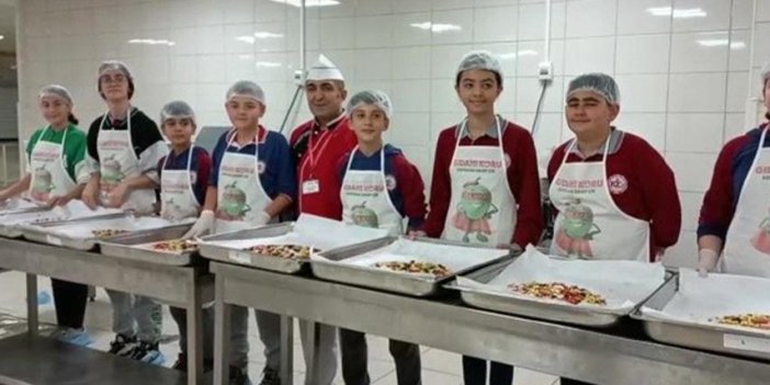 Öğrenciler gıda israfına dikkat çekmek için bayat ekmekten pizza yaptı